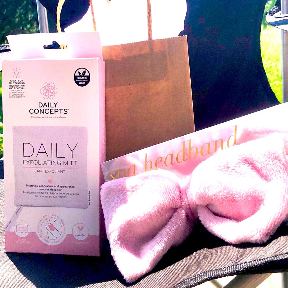 💝Givey‼️ FREE- Spa Bow Headband & Exfoliant hand Mitts💝